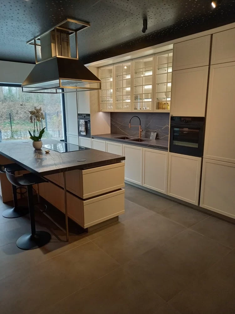 Maatkeuken in massief hout en daglicht