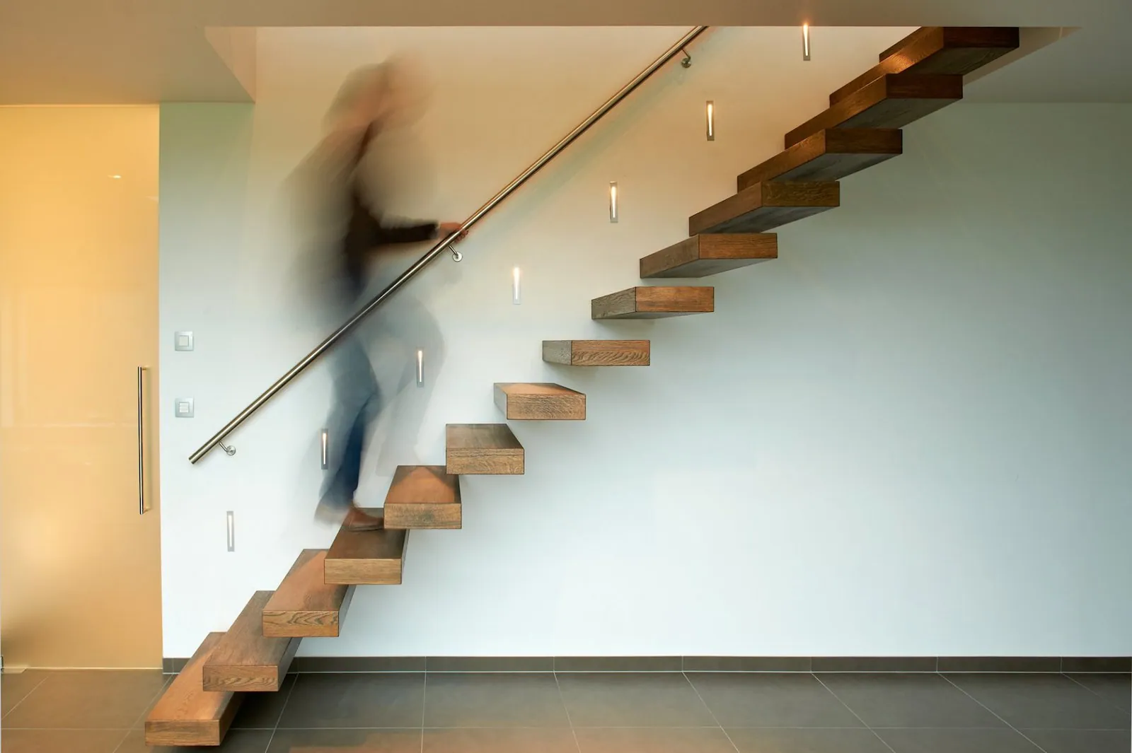 Zwevende trap met vrijdragende treden