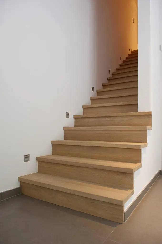 Klassieke trap in massief hout