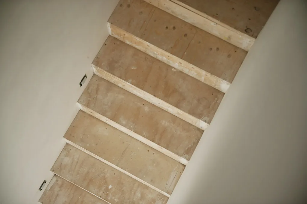 Onderstructuur van een massief houten trap in productie